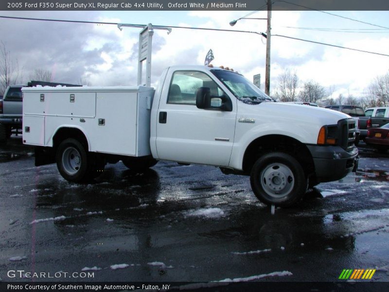 Oxford White / Medium Flint 2005 Ford F350 Super Duty XL Regular Cab 4x4 Utility