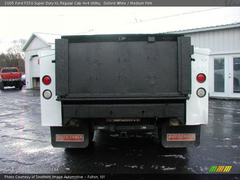 Oxford White / Medium Flint 2005 Ford F350 Super Duty XL Regular Cab 4x4 Utility