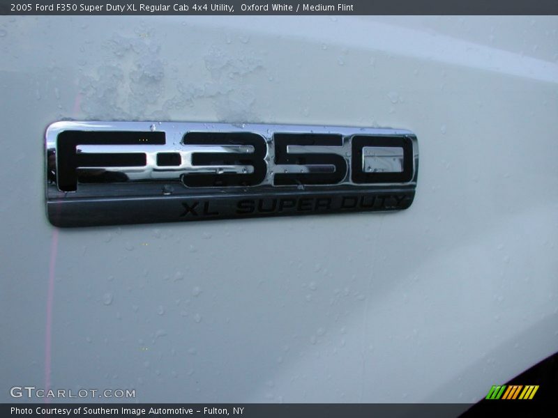 Oxford White / Medium Flint 2005 Ford F350 Super Duty XL Regular Cab 4x4 Utility