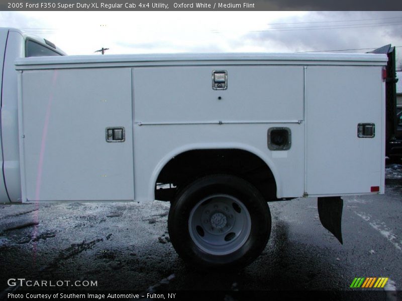 Oxford White / Medium Flint 2005 Ford F350 Super Duty XL Regular Cab 4x4 Utility