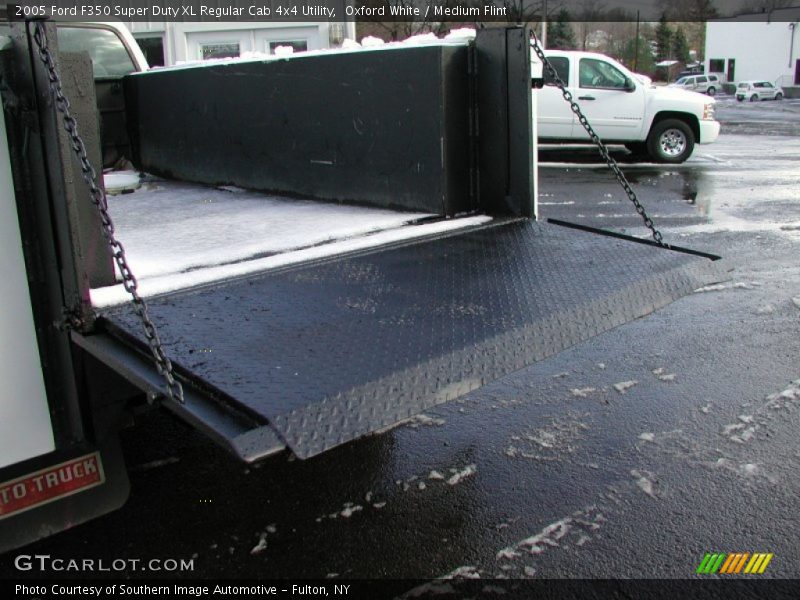 Oxford White / Medium Flint 2005 Ford F350 Super Duty XL Regular Cab 4x4 Utility