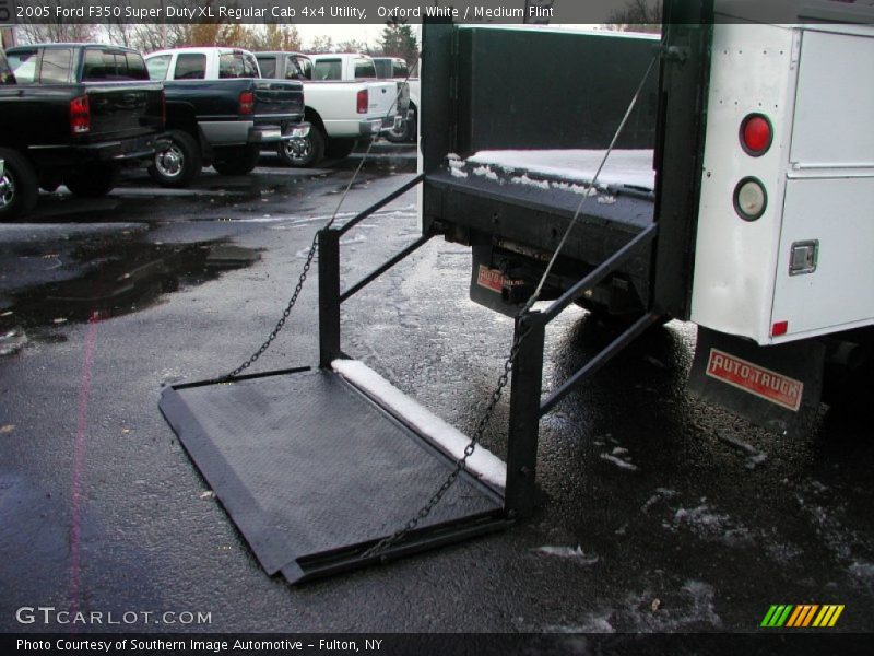 Oxford White / Medium Flint 2005 Ford F350 Super Duty XL Regular Cab 4x4 Utility