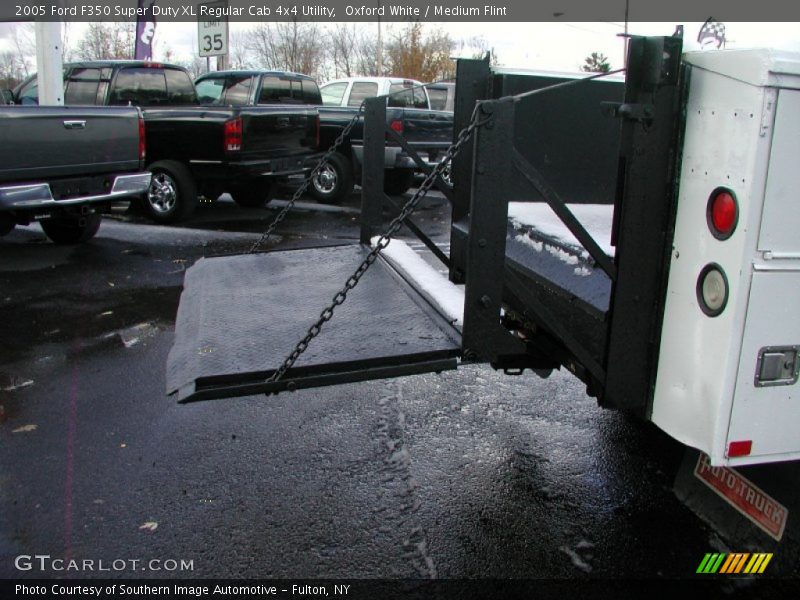 Oxford White / Medium Flint 2005 Ford F350 Super Duty XL Regular Cab 4x4 Utility