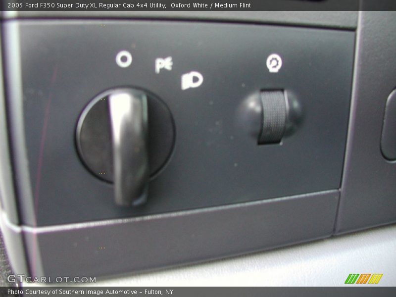 Oxford White / Medium Flint 2005 Ford F350 Super Duty XL Regular Cab 4x4 Utility