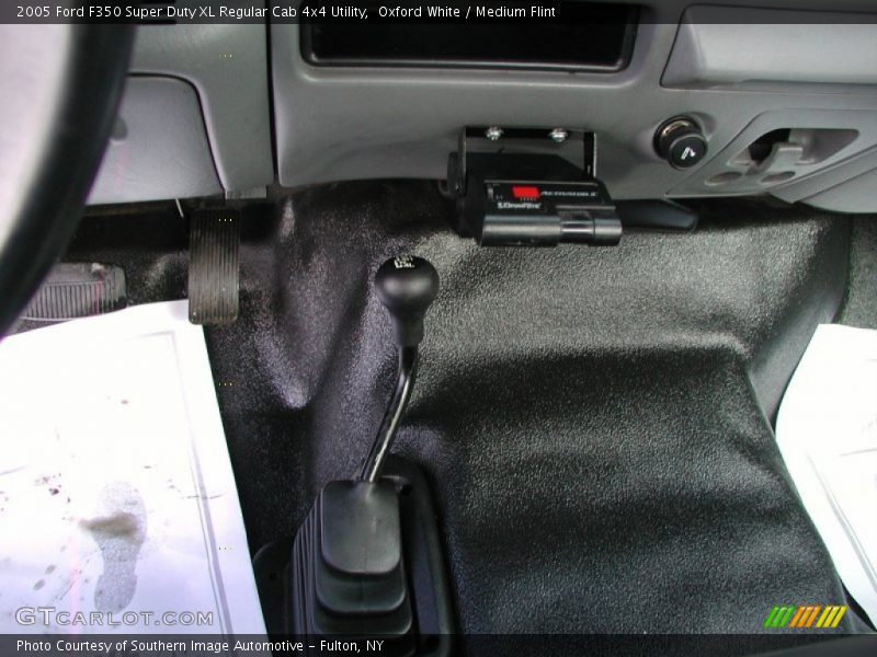 Oxford White / Medium Flint 2005 Ford F350 Super Duty XL Regular Cab 4x4 Utility