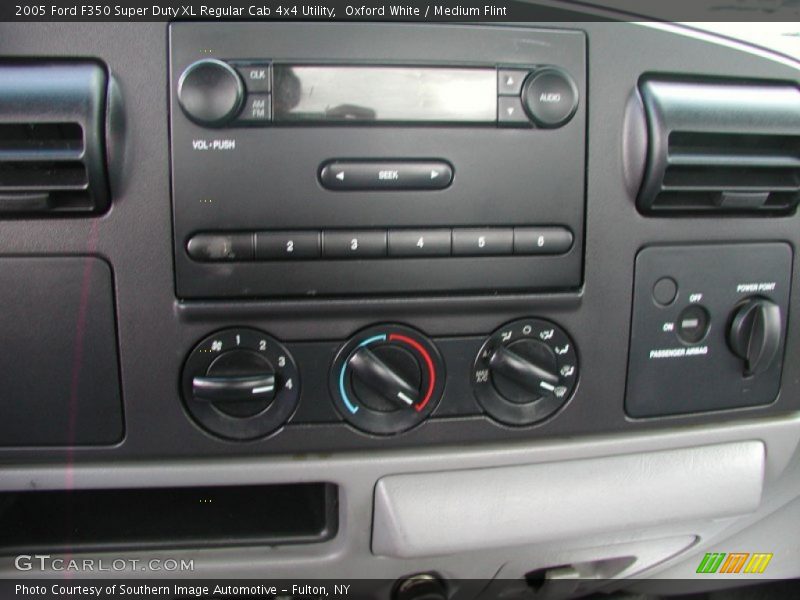 Oxford White / Medium Flint 2005 Ford F350 Super Duty XL Regular Cab 4x4 Utility