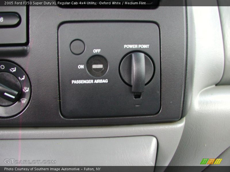 Oxford White / Medium Flint 2005 Ford F350 Super Duty XL Regular Cab 4x4 Utility