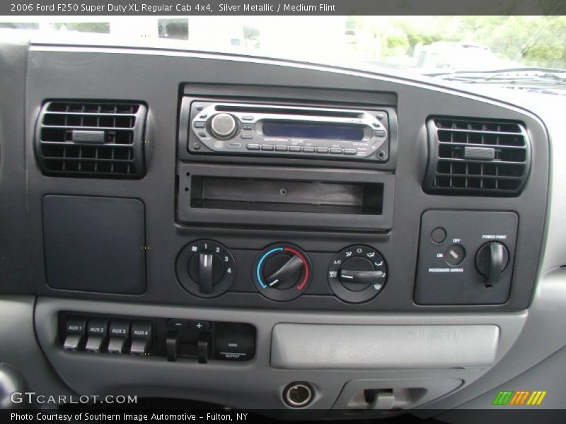 Silver Metallic / Medium Flint 2006 Ford F250 Super Duty XL Regular Cab 4x4