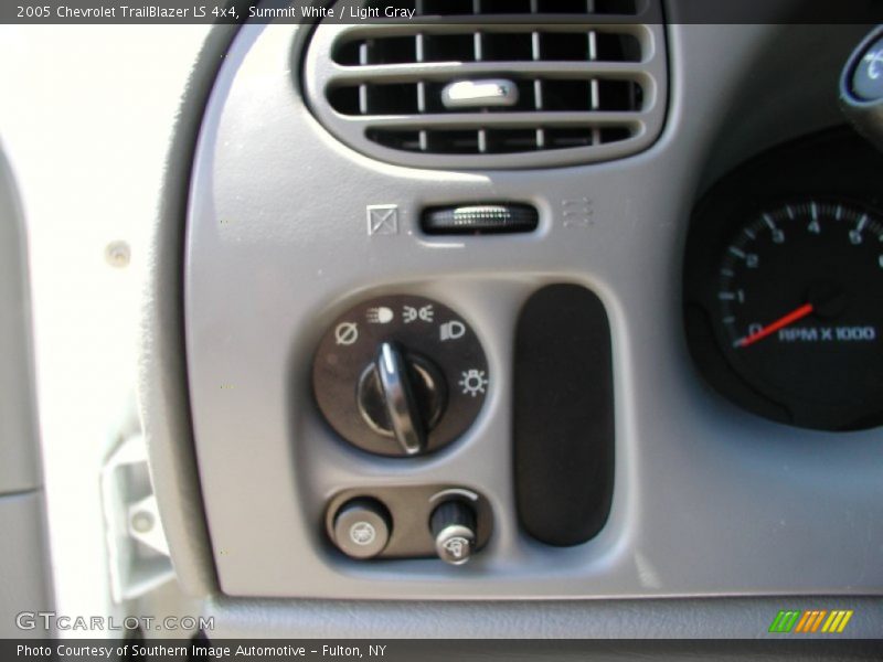 Summit White / Light Gray 2005 Chevrolet TrailBlazer LS 4x4