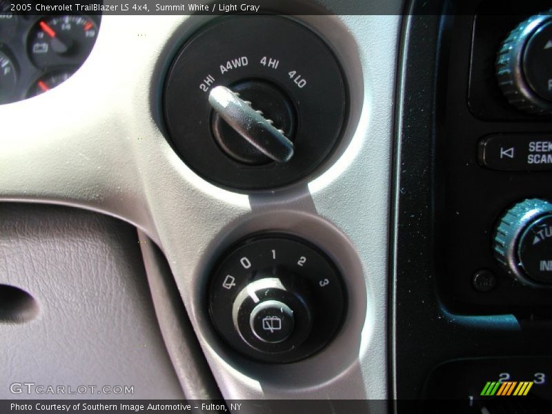 Summit White / Light Gray 2005 Chevrolet TrailBlazer LS 4x4