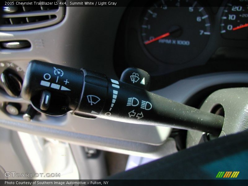 Summit White / Light Gray 2005 Chevrolet TrailBlazer LS 4x4