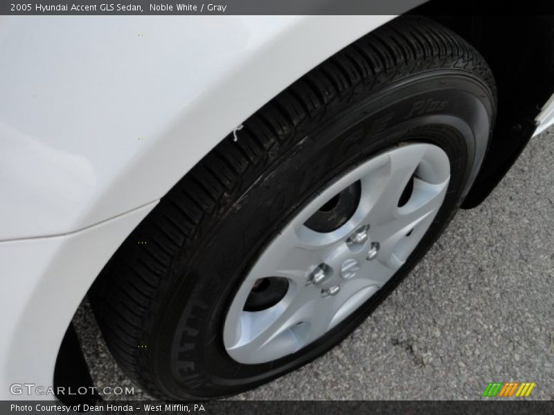 Noble White / Gray 2005 Hyundai Accent GLS Sedan