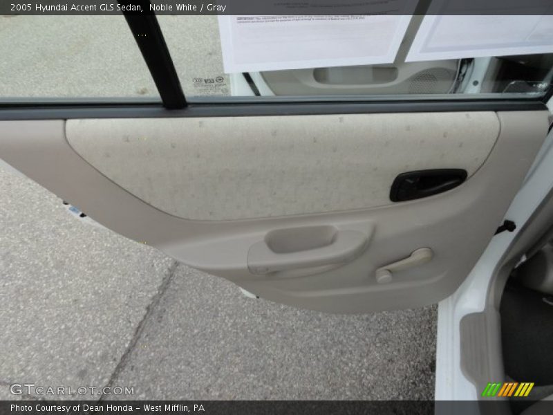 Noble White / Gray 2005 Hyundai Accent GLS Sedan