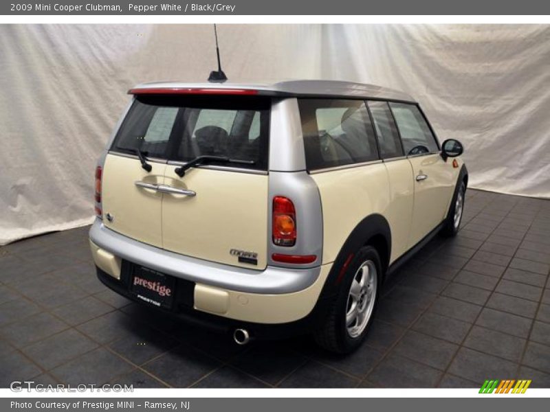 Pepper White / Black/Grey 2009 Mini Cooper Clubman