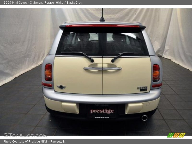 Pepper White / Black/Grey 2009 Mini Cooper Clubman