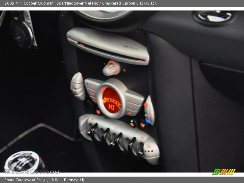 Sparkling Silver Metallic / Checkered Carbon Black/Black 2009 Mini Cooper Clubman