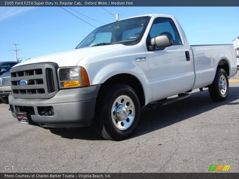 Front 3/4 View of 2005 F250 Super Duty XL Regular Cab