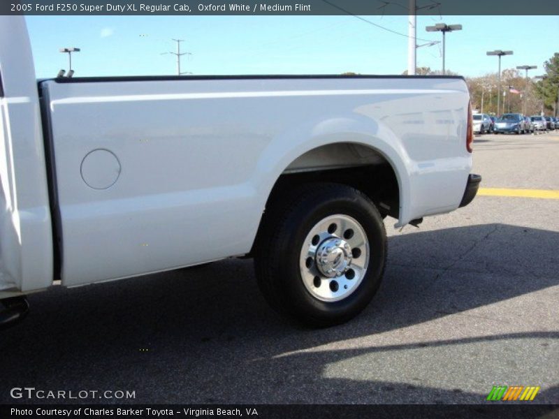 Oxford White / Medium Flint 2005 Ford F250 Super Duty XL Regular Cab