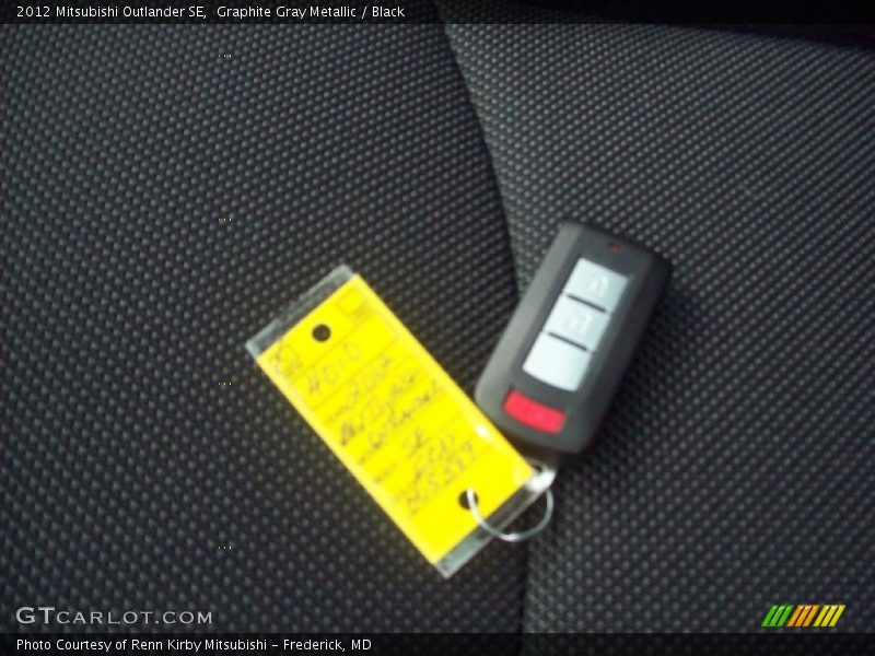 Graphite Gray Metallic / Black 2012 Mitsubishi Outlander SE