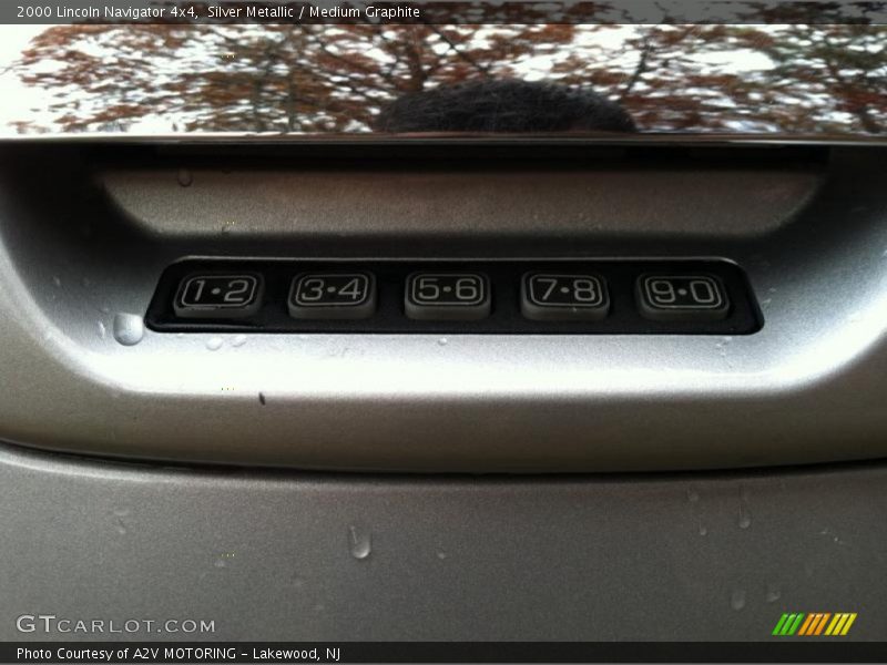 Silver Metallic / Medium Graphite 2000 Lincoln Navigator 4x4