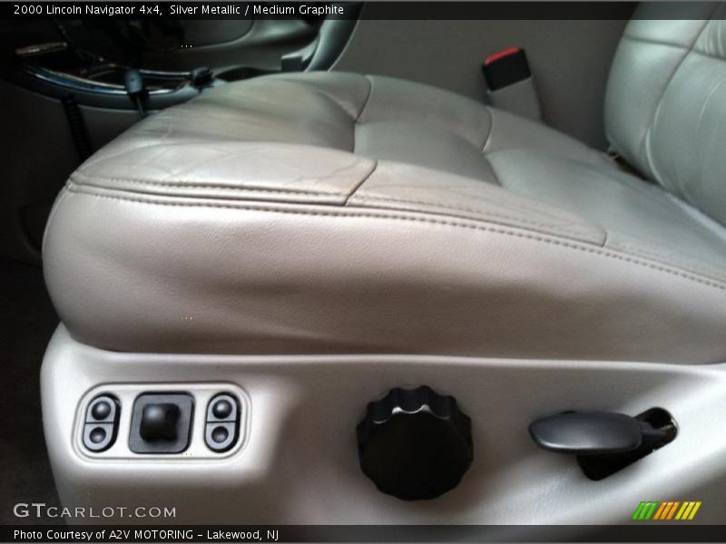 Silver Metallic / Medium Graphite 2000 Lincoln Navigator 4x4