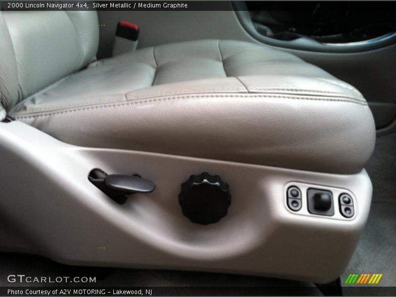 Silver Metallic / Medium Graphite 2000 Lincoln Navigator 4x4