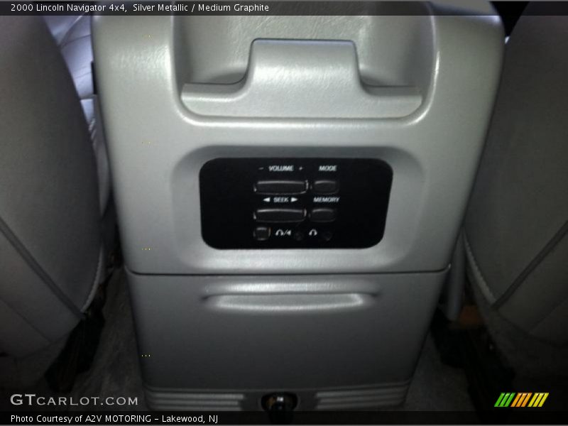 Silver Metallic / Medium Graphite 2000 Lincoln Navigator 4x4