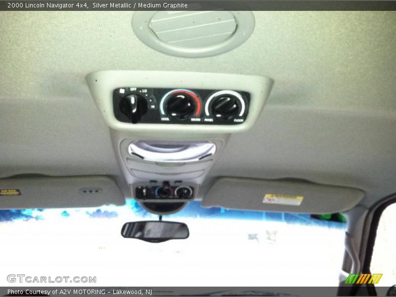 Silver Metallic / Medium Graphite 2000 Lincoln Navigator 4x4