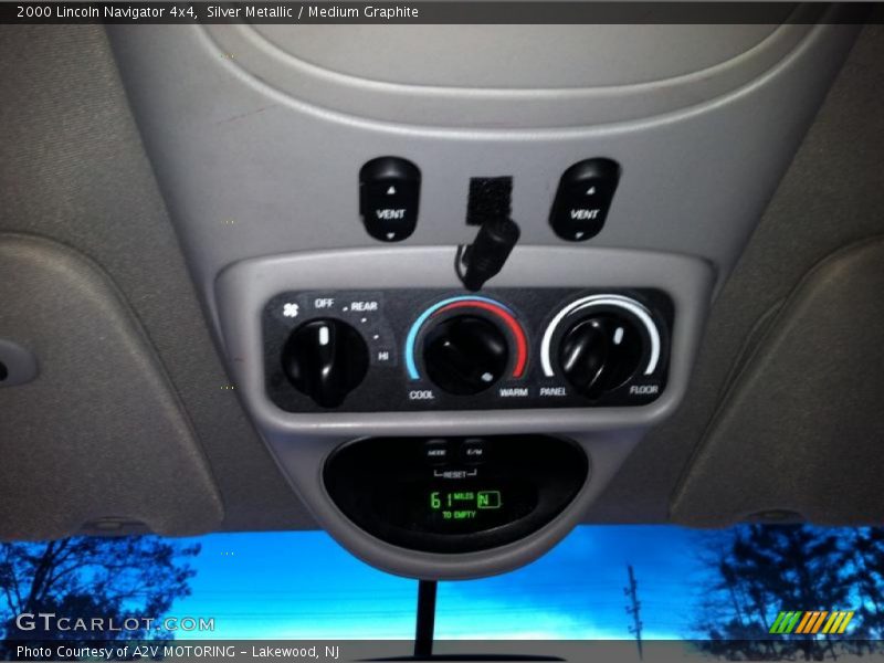 Silver Metallic / Medium Graphite 2000 Lincoln Navigator 4x4