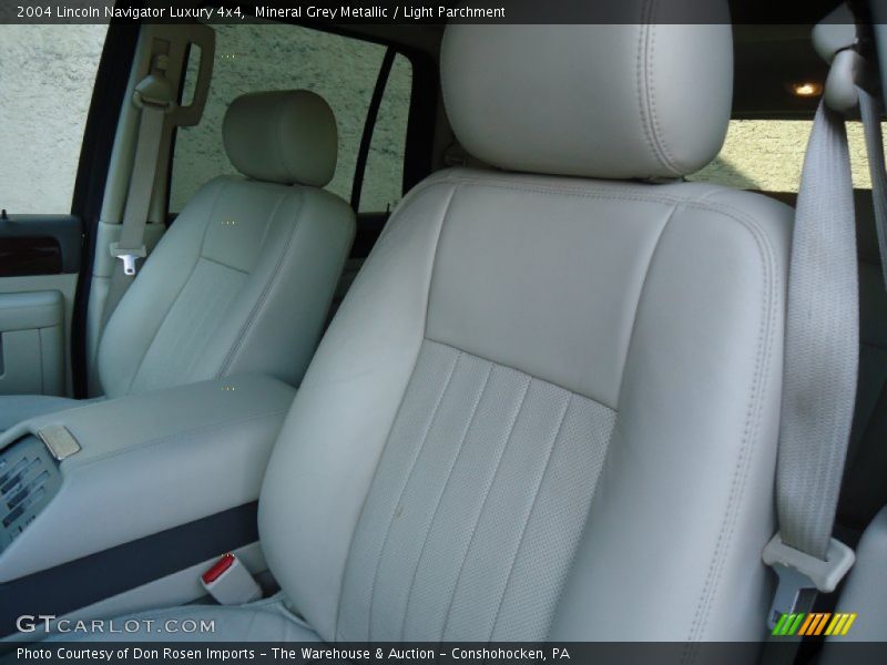 Mineral Grey Metallic / Light Parchment 2004 Lincoln Navigator Luxury 4x4