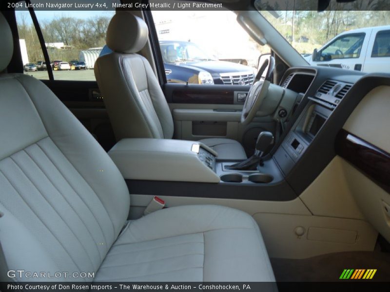 Mineral Grey Metallic / Light Parchment 2004 Lincoln Navigator Luxury 4x4