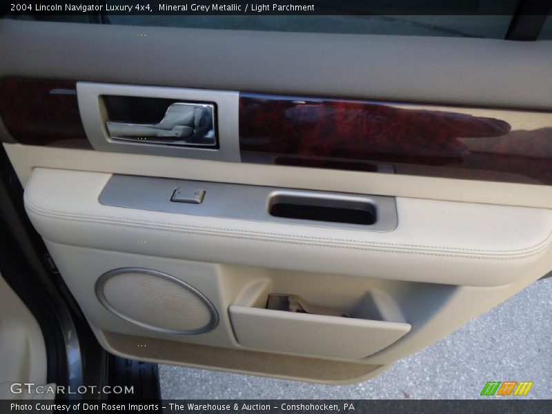 Mineral Grey Metallic / Light Parchment 2004 Lincoln Navigator Luxury 4x4