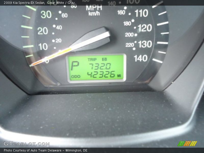 Clear White / Gray 2009 Kia Spectra EX Sedan