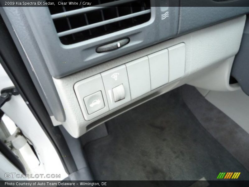 Clear White / Gray 2009 Kia Spectra EX Sedan