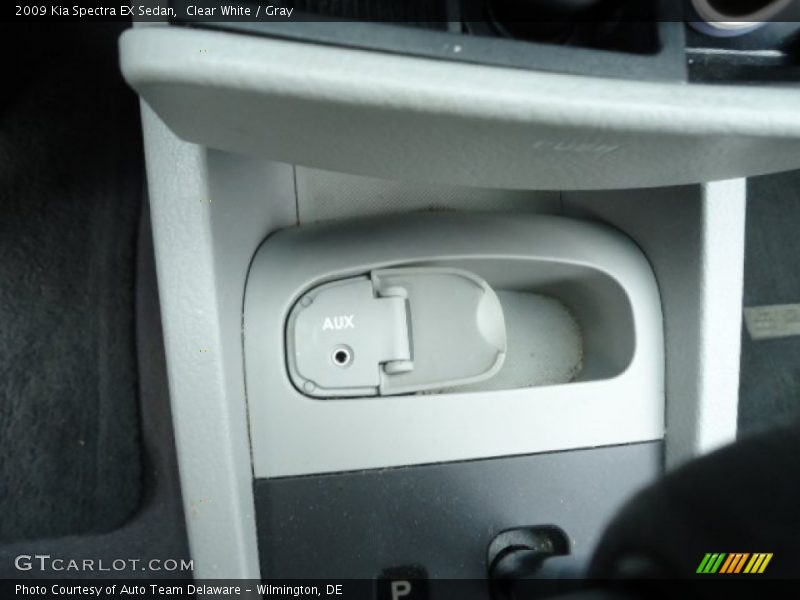 Clear White / Gray 2009 Kia Spectra EX Sedan
