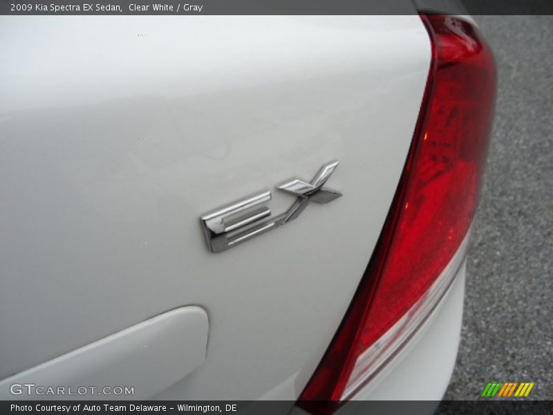 Clear White / Gray 2009 Kia Spectra EX Sedan