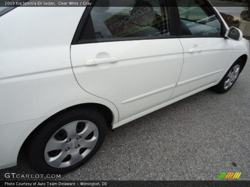 Clear White / Gray 2009 Kia Spectra EX Sedan