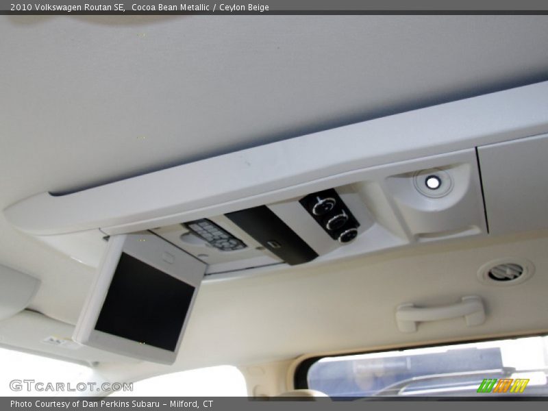 Cocoa Bean Metallic / Ceylon Beige 2010 Volkswagen Routan SE