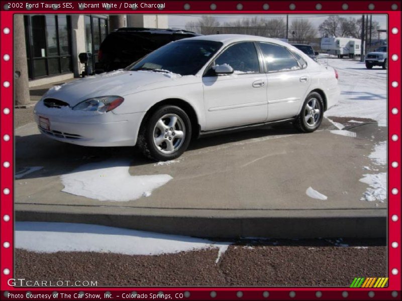 Vibrant White / Dark Charcoal 2002 Ford Taurus SES