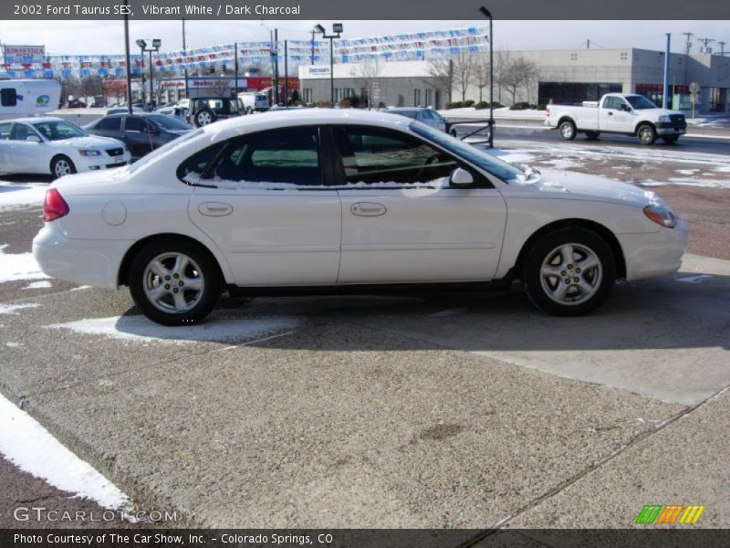 Vibrant White / Dark Charcoal 2002 Ford Taurus SES