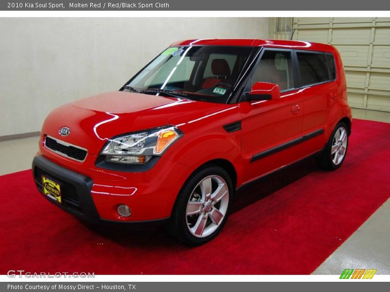 Front 3/4 View of 2010 Soul Sport