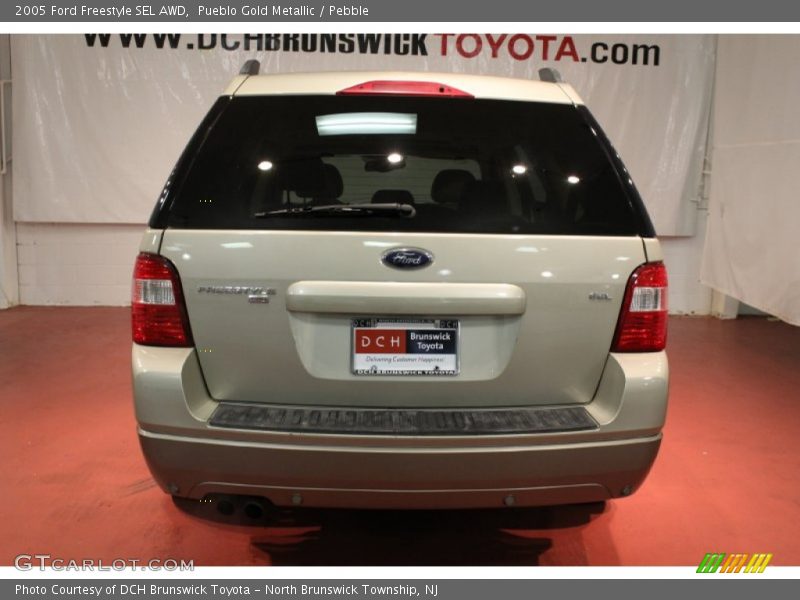 Pueblo Gold Metallic / Pebble 2005 Ford Freestyle SEL AWD
