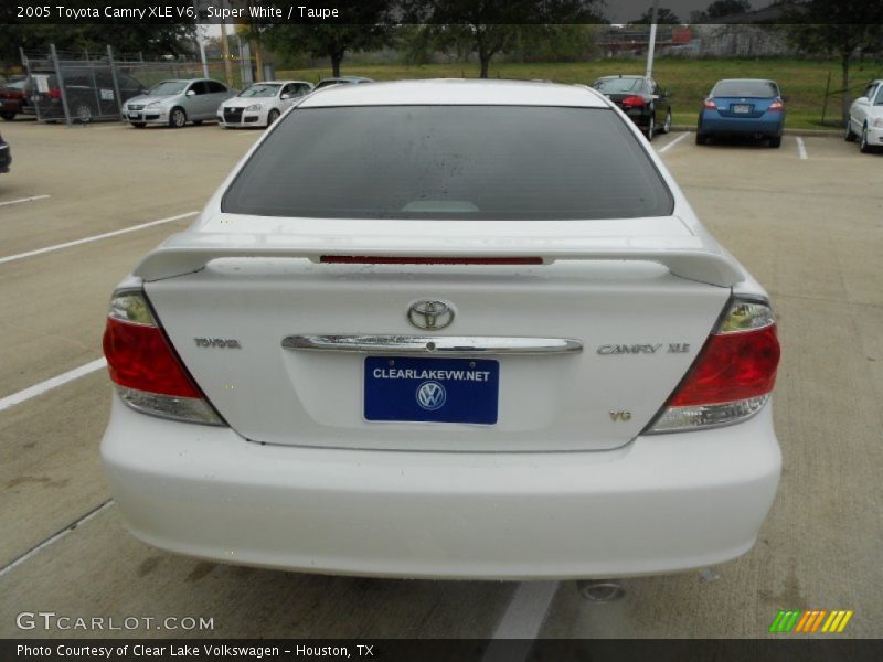 Super White / Taupe 2005 Toyota Camry XLE V6
