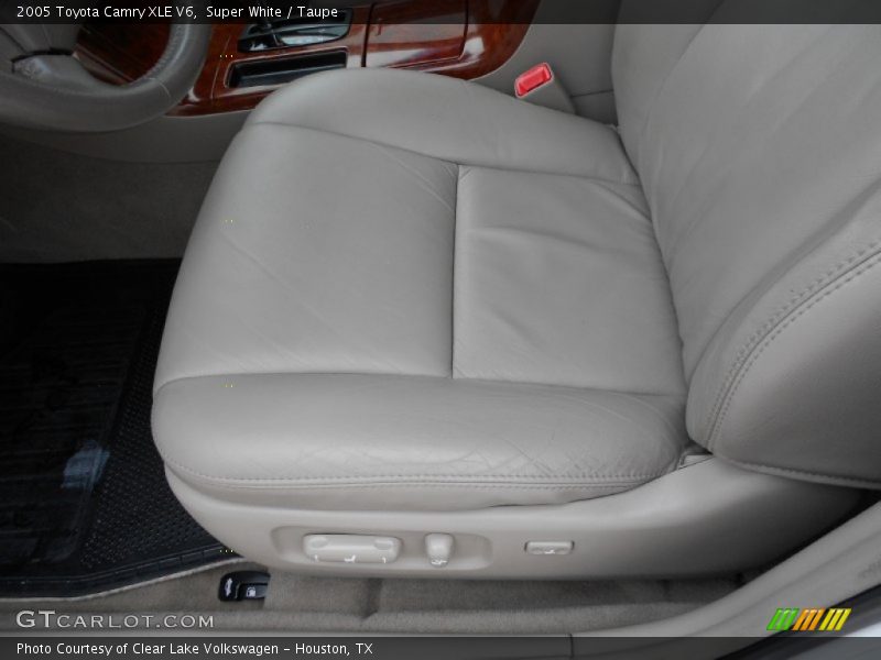 Super White / Taupe 2005 Toyota Camry XLE V6