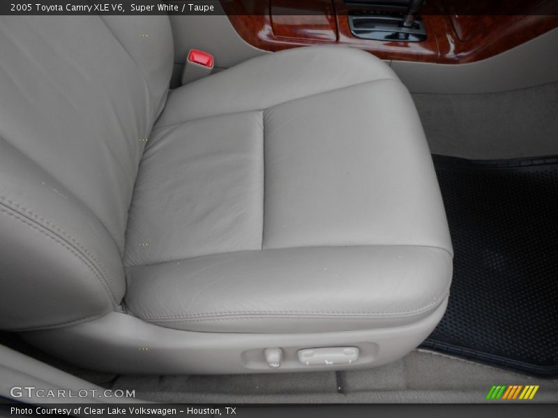 Super White / Taupe 2005 Toyota Camry XLE V6