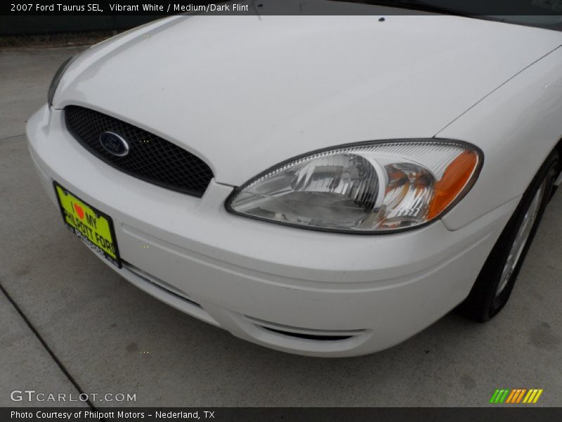 Vibrant White / Medium/Dark Flint 2007 Ford Taurus SEL