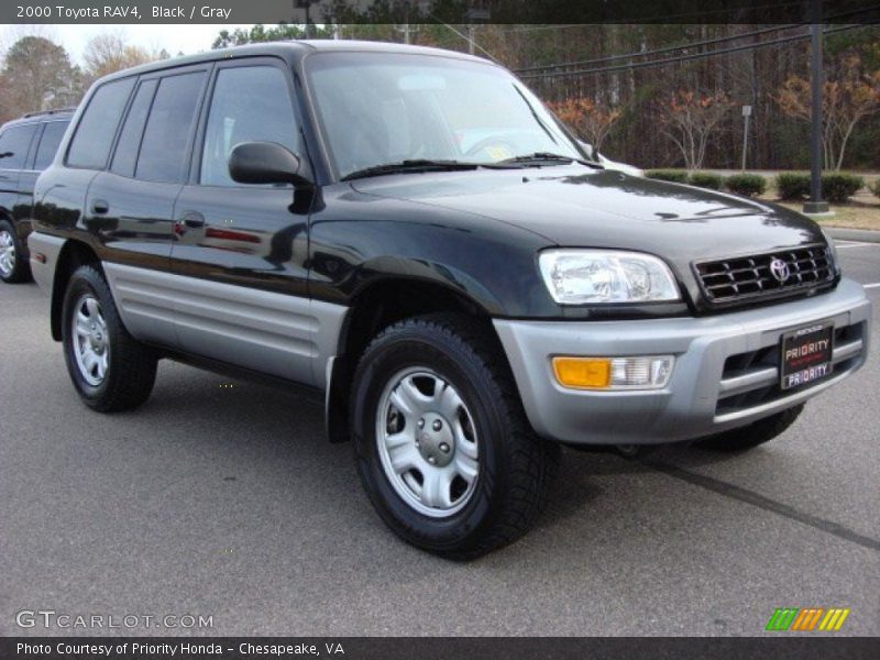 Front 3/4 View of 2000 RAV4 