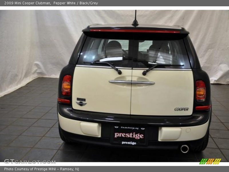 Pepper White / Black/Grey 2009 Mini Cooper Clubman