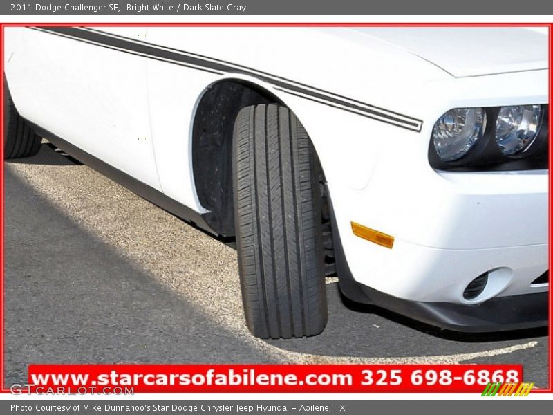 Bright White / Dark Slate Gray 2011 Dodge Challenger SE