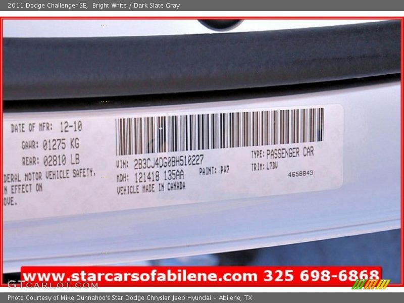 Bright White / Dark Slate Gray 2011 Dodge Challenger SE